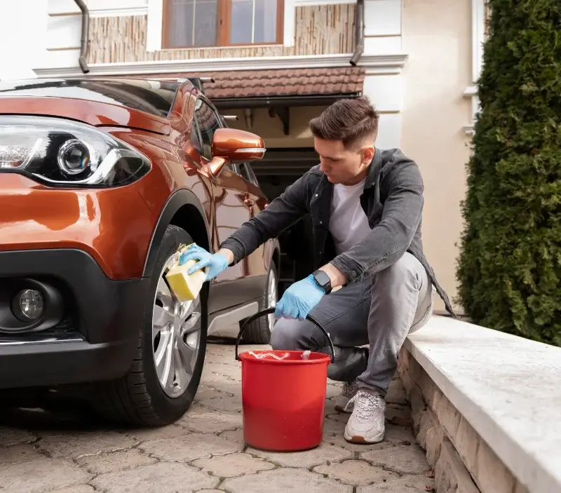 Lavage auto à domicile Coadout : professionnel intervenant sur un véhicule